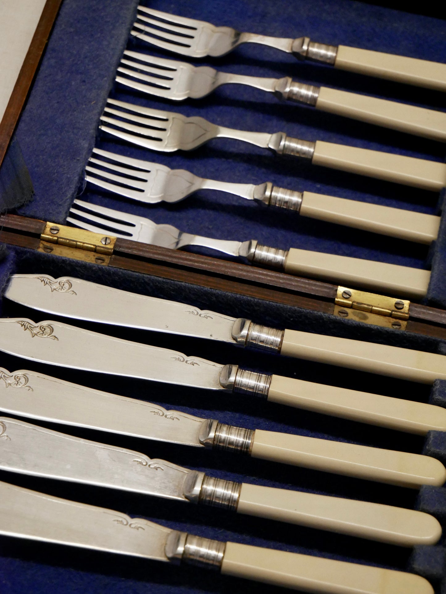 Ziseliertes Fischbesteck mit Backelit Griff