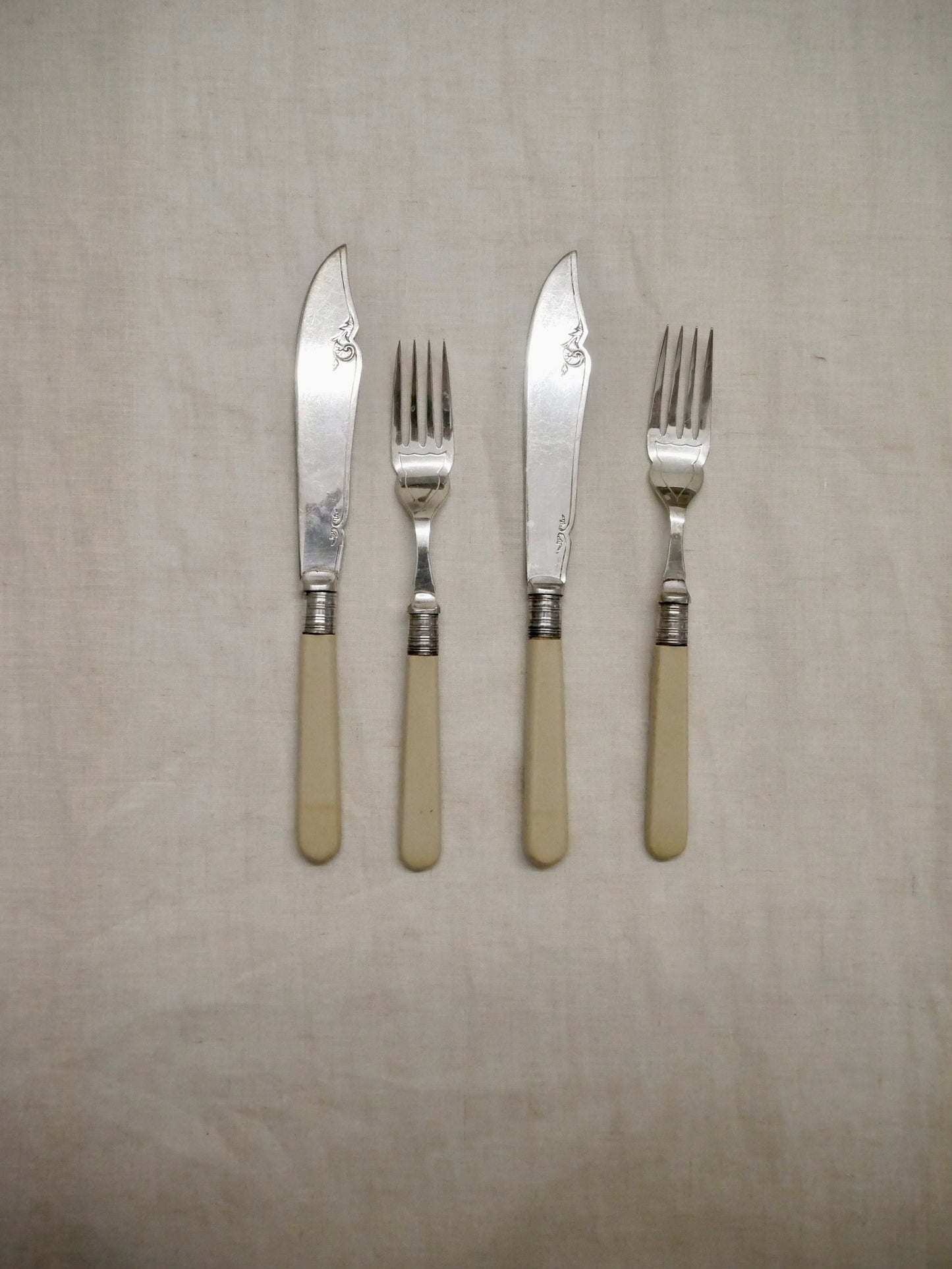 Ziseliertes Fischbesteck mit Backelit Griff