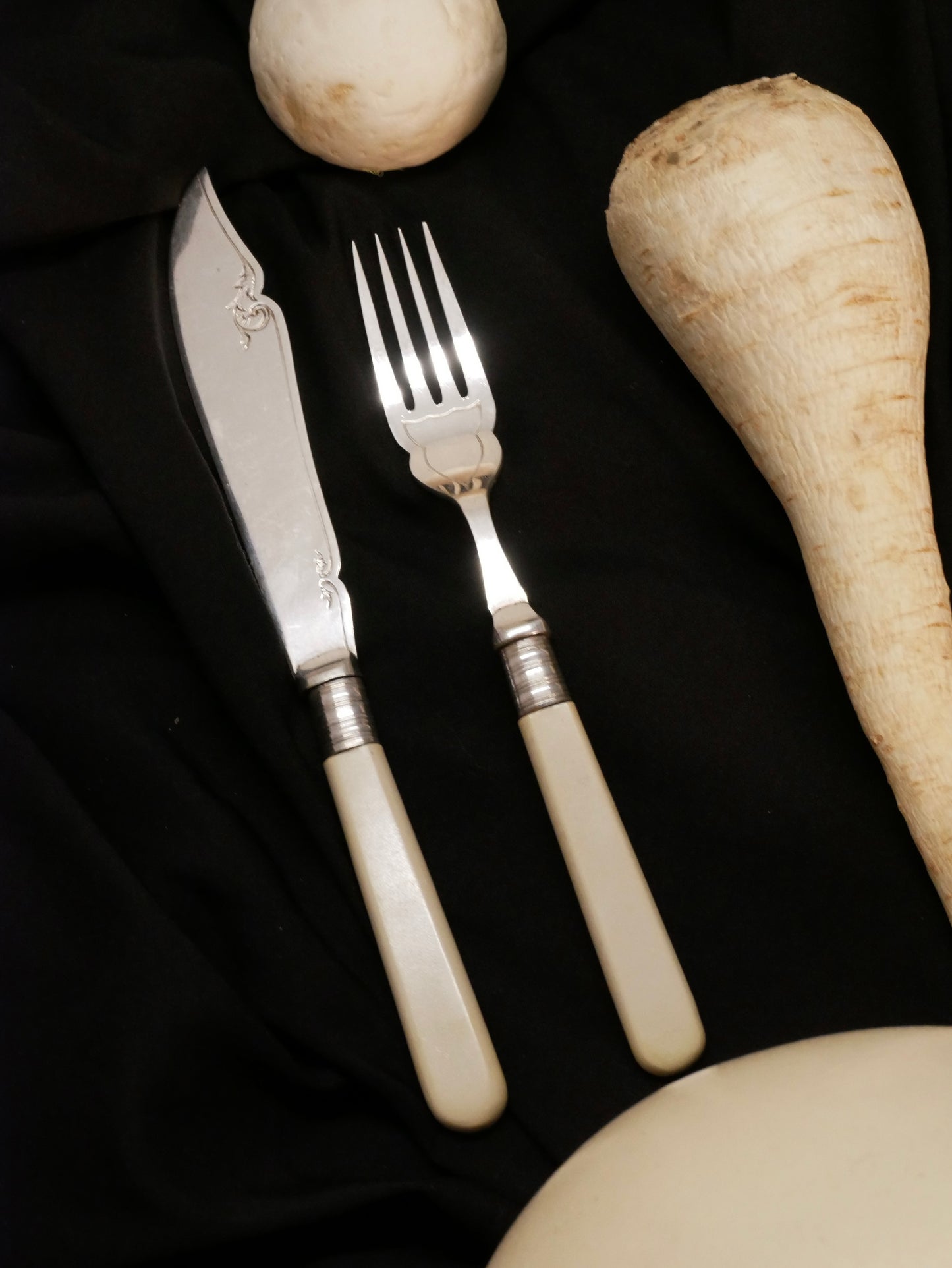 Ziseliertes Fischbesteck mit Backelit Griff