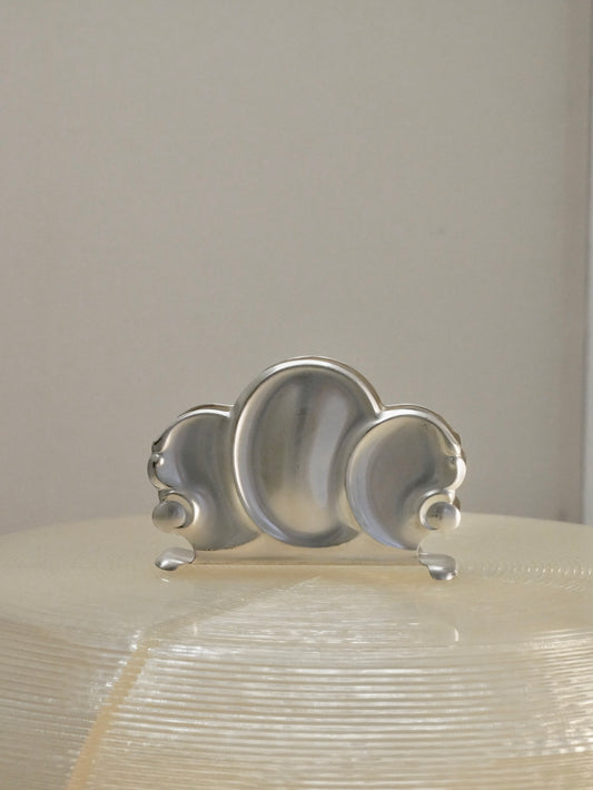 Napkin holder shaped like a wave